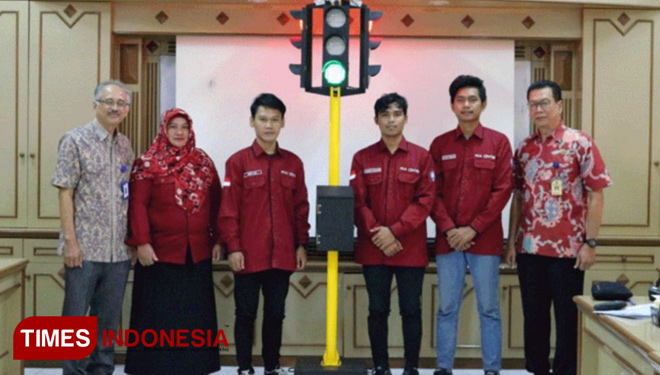 Tim Mahasiswa Teknik Elektro ITNY Berfoto Dengan Piranti APILL Portabel di Kampus ITNY. (FOTO: Ridayati/TIMES Indonesia)
