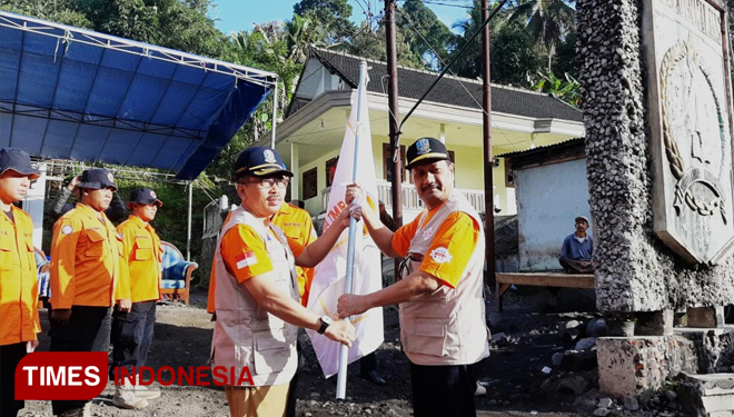 Tjahjo Widodo (kanan) memberikan Pataka Destana Tsunami ke Benny Sampir Wanto di Ampelgading, Malang. (foto: times indonesia network)