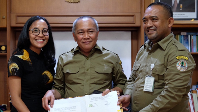 The signing of RKT 2019-2020 the collaboration between TNBT and LAJ, in Tebo, Jambi. (Picture by: Istimewa)