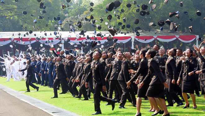 Para perwira remaja TNI dan Polri meluapkan kegembiraannya usai dilantik Presiden Jokowi, di halaman Istana Merdeka, Jakarta, Selasa (16/7). (FOTO: setkab.go.id)
