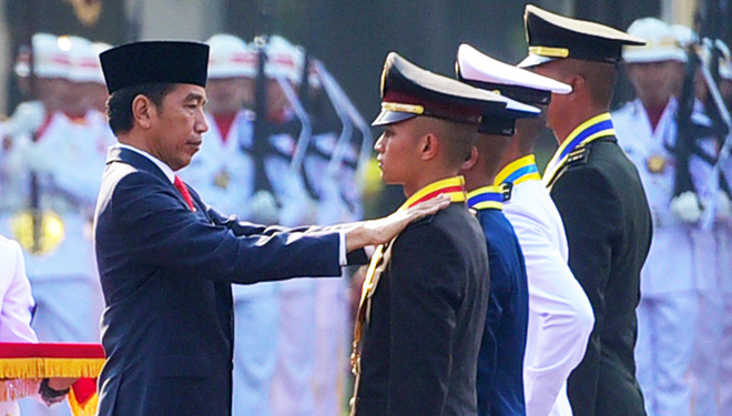 Presiden Jokowi menyematkan Bintang Adhi Makayasa pada Pelantikan Perwira Remaja TNI dan Polri, di halaman Istana Merdeka, Jakarta, Selasa (16/7). (FOTO: setkab.go.id)