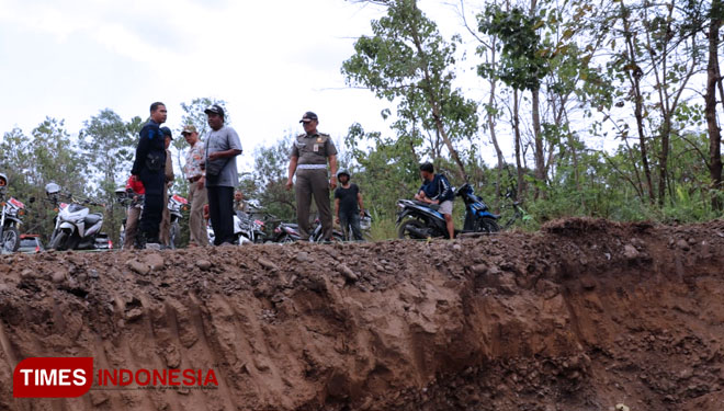 Petugas saat melakukan penutupan tambang galian C di Kecamatan Besuk, Kabupaten Probolinggo. (FOTO:  Dicko W/TIMES Indonesia)