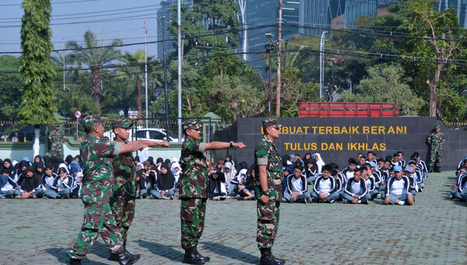 Prajurit Korem 084/Bhaskara Jaya memberi pelatihan baris berbaris kepada siswa SMKN 12 Surabaya, Selasa (16/7/2019). (Foto: Istimewa)