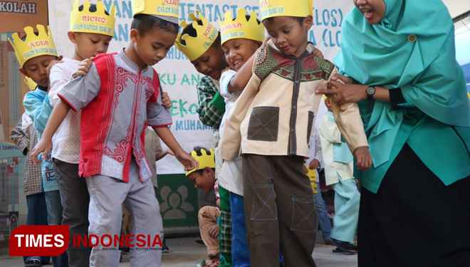 Layanan Orientasi Siswa (LOS) SD Muhammadiyah 24 Ketintang Surabaya mengenalkan berbagai permainan tradisional kepada siswa siswi baru, Selasa (16/7/2019). (Foto: Lely Yuana/TIMES Indonesia)