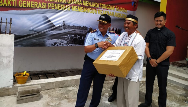 Komandan Lanud Raden Sadjad Ranai,  Kolonel (Pnb) Fairlyanto menyerahkan sound sistem Kepada pengurus Surau Nurul Huda Penagi, Natuna, Kepri. (Foto: Istimewa)