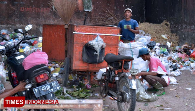 Pengolahan sampah di Jalan Ki Mangunsarkoro Bondowoso Kota. (FOTO: Moh Bahri/TIMES Indonesia). 