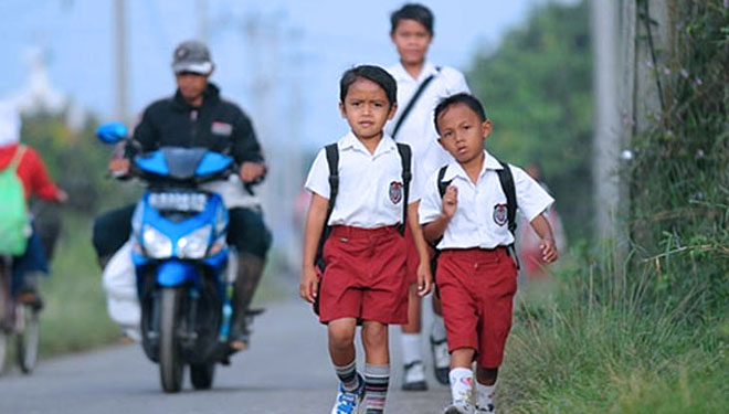 Ilustrasi - Siswa sedang berangkat sekolah (FOTO: Mommyasia)