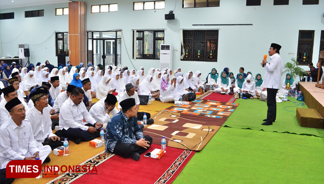 Wabup Qosim saat memberikan sambutan pada jemaah calon haji asal Gresik yang berasal dari kalangan tenaga pendidik. (FOTO: Akmal/TIMES Indonesia)