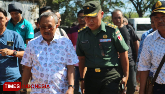 Ketua DPRD Kota Surabaya, Armuji (kiri) bersama Mayor Mustofa, bagian pencatat aset Kodam V/Brawijaya saat melakukan sidak ke Benteng Kedung Cowek, Rabu (17/7/2019). (FOTO: Lely Yuana/TIMES Indonesia)