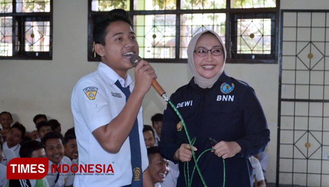 Interaksi Kepala BNN Kab Kediri AKBP Dewi dengan salah satu siswa baru saat MPLS. (FOTO: AJP TIMES Indonesia)