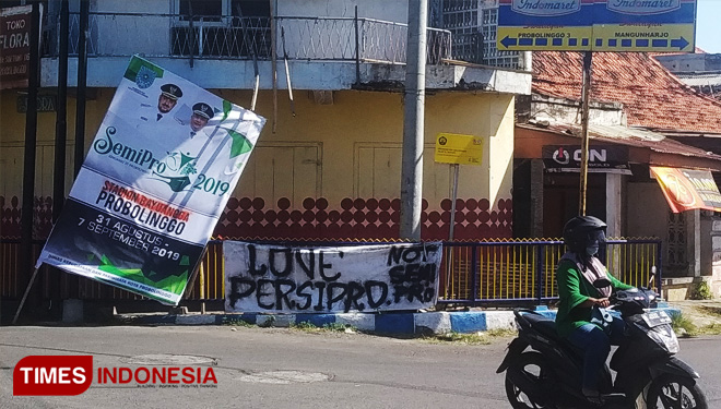 Banner semipro yang dicoret suporter persipro. (FOTO: Happy/TIMES Indonesia)