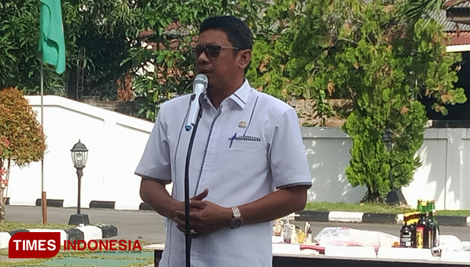 Ketua DPC PKB Kota Bontang, Basri Rasse  Saat berada di acara pemusnahan barang bukti di Kantor Kejari  Bontang, Rabu (17/7/2019). (FOTO: Kusnadi /TIMES Indonesia) 