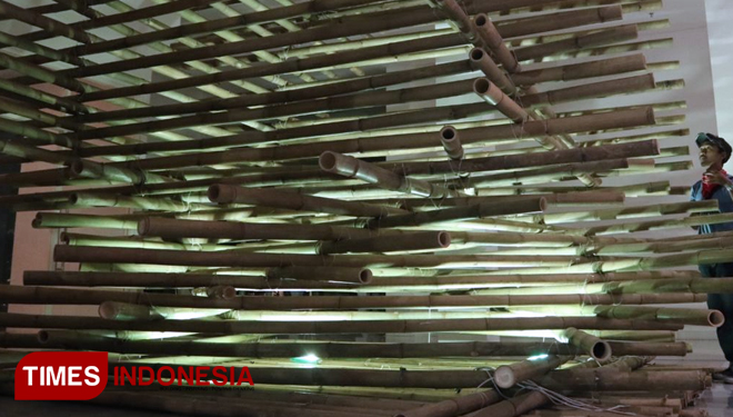 Pengunjung menikmati keindahan instalasi dari bambu bertajuk susunan berfikir, hasil kolaborasi tiga perupa yakni Beny Dewo, Albert Wenas, dan Ananto Setiawan, Rabu (17/7/2019). (Foto: Lely Yuana/TIMES Indonesia)
