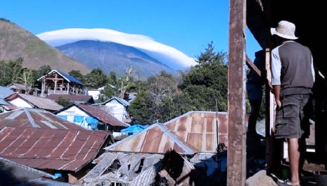 Elok, Fenomena Topi Awan di Gunung Rinjani