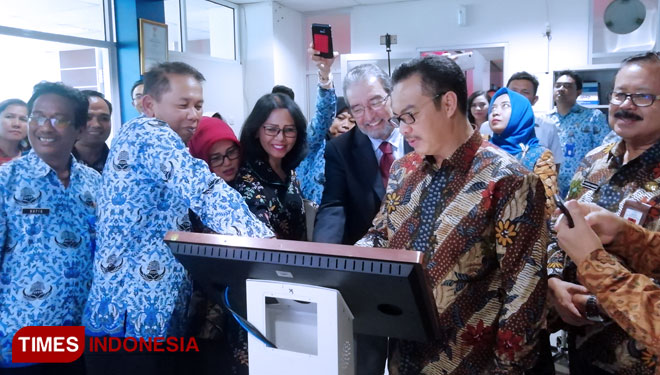 Kepala BKKBN Hasto Wardoyo saat meresmikan command center milik Pemkab Malang. (Foto: Binar Gumilang/TIMES Indonesia)