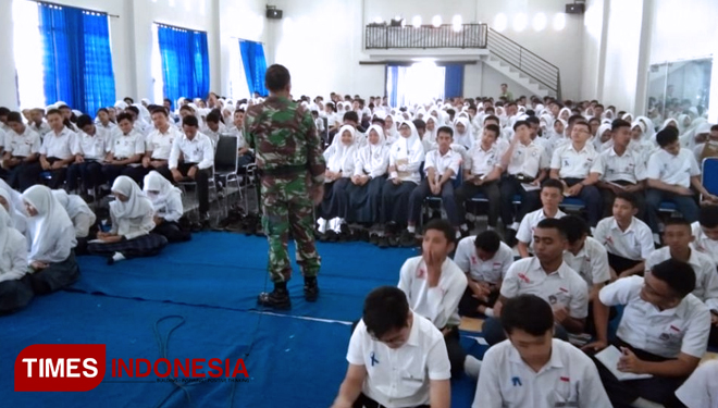 Pemberian materi Wasbang dan PBB Pada PLS Sekolah Oleh Koramil Jajaran Kodim 0824. (FOTO: AJP TIMES Indonesia)