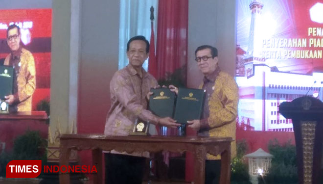 Menteri Hukum dan HAM RI, Yasonna H. Laoly dan Gubernur DIY, Sri Sultan HB X usai menandatangani nota kesepakatan Sistem Kekayaan Intelektual. (FOTO: Dwijo Suyono/TIMES Indonesia)
