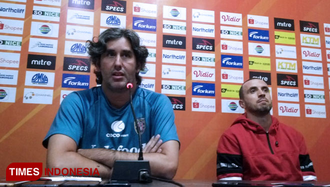 Pelatih Bali United, Stefano Cugurra memberikan komentarnya pada sesi konferensi pers jelang pertandingan kontra Persela, Rabu (17/7/2019). (FOTO: MFA Rohmatillah/TIMES Indonesia)