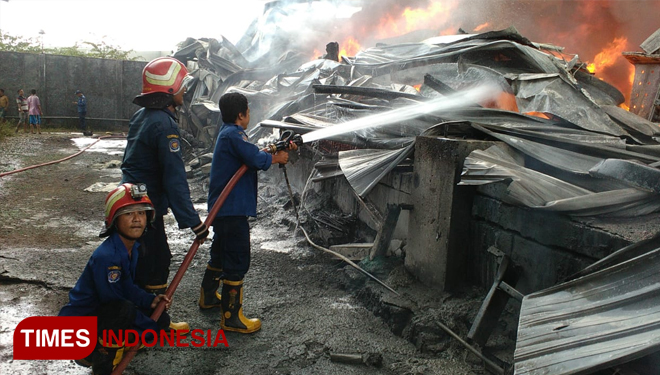 Petugas Damkar Gresik saat memadamkan api. (Foto: Doc UPT PMK Gresik for TIMES Indonesia).