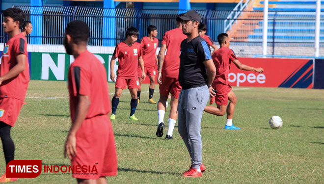 Pelatih Persela Lamongan, Nil Maizar memimpin latihan terakhir sebelum menjamu Bali United, di Stadion Surajaya Lamongan, Rabu (17/7/2019). (FOTO: MFA Rohmatillah/TIMES Indonesia)
