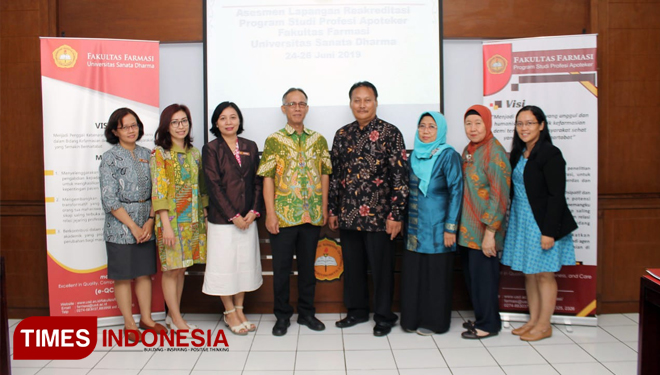 Wakil Rektor I USD, Rohandi (empat dari kiri) dan pejabat Fakultas Farmasi USD foto bersama dengan Tim Asesor seusai kegiatan visitasi pada 26 Juni 2019. (FOTO: Humas USD/TIMES Indonesia)