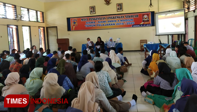 Siswa baru SMKN 4 Kota Madiun saat mengikuti materi literasi sekolah. (Foto: Ririn Widya Ningrum/TIMESIndonesia)