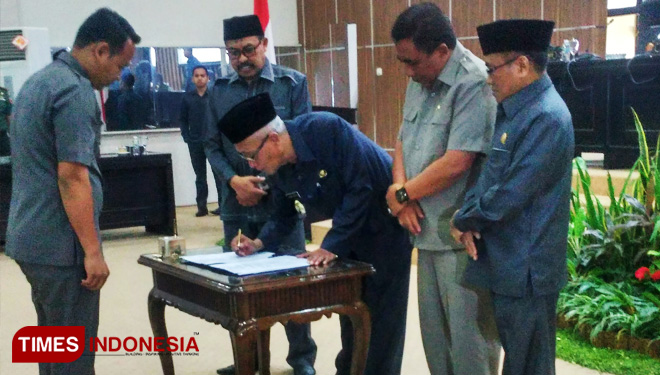 Penandatanganan nota kesepakatan KUA PPAS APBD Tahun 2020 oleh Bupati Salwa Arifin dan Ketua DPRD H Tohari S.Ag (FOTO: Moh Bahri/TIMES Indonesia)