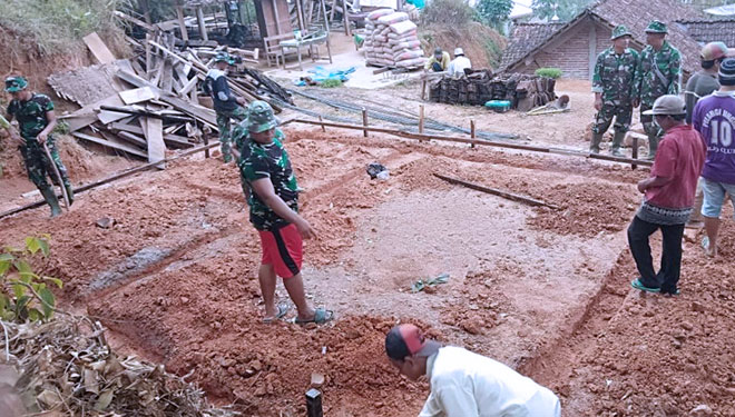 Cangkul dan Linggis Jadi Alat Satgas TMMD 105 Gali Pondasi Cangkul dan Linggis Jadi Alat Satgas TMMD 105 Gali Pondasi