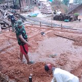 Cangkul dan Linggis Jadi Alat Satgas TMMD 105 Gali Pondasi Rumah