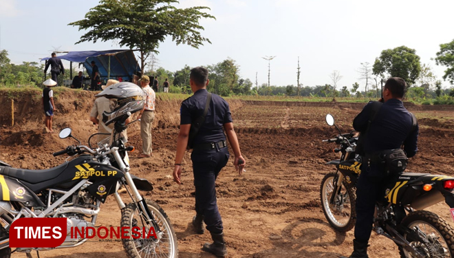 Satpol PP Kabupaten Probolinggo, saat menutup tambang ilegal. (FOTO: Dicko W/TIMES Indonesia)