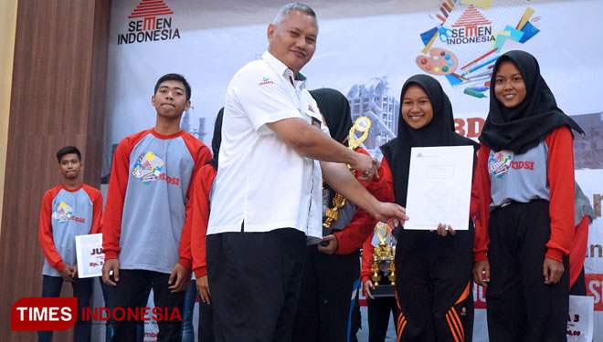 Senior Manager Public Relation & CSR Semen Indonesia Pabrik Tuban, Setiawan Prasetyo menyerahkan hadiah pemenang lomba  Mading 3D Competition, Rabu (17/07/2019). (Foto: Safuwan TIMESIndonesia)