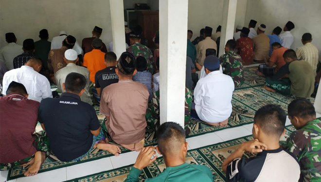 Satgas TMMD 105 Trenggalek bersama warga melaksanakan sholat berjamaah di masjid yang sedang direnovasi, Rabu (17/7/2019). (FOTO: Istimewa)