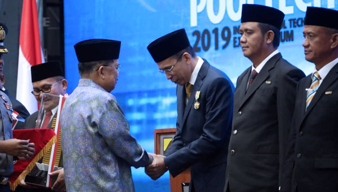Gubernur NTB periode 2008-2018, Dr. TGH. M. Zainul Majdi atau yang akrab disapa Tuan Guru Bajang (TGB) saat menerima  penghargaan Satya Lencana Karya Bhakti Praja Ngurah, di Jakarta, Rabu (17/7/2019). (Foto: Istimewa) 