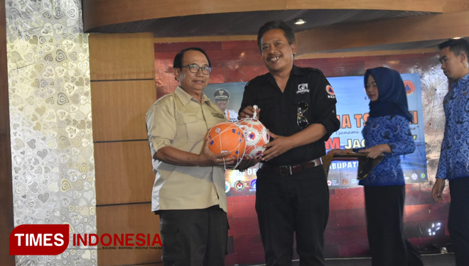 Bupati Blitar menerima bola dari Kepala Sub.Dit Peran Masyarakat BNPB sebagai simbol Tim Ekspedisi Destana Tsunami akan berolah raga dengan warga Tambakrejo, Rabu ( 17/7/2019).(Foto: Sholeh /TIMES Indonesia)