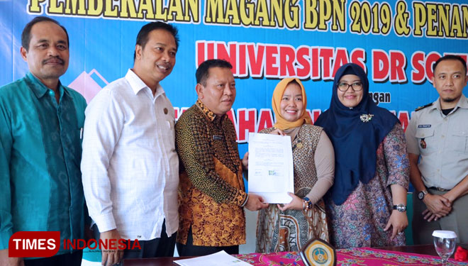 Penandatanganan MoU antara Unitomo dengan BPN Jatim, dalam kerjasama magang mahasiswa di 12 Kanwil BPN kabupaten, Selasa (16/7/2019).(Foto: Lely Yuana/TIMES Indonesia)