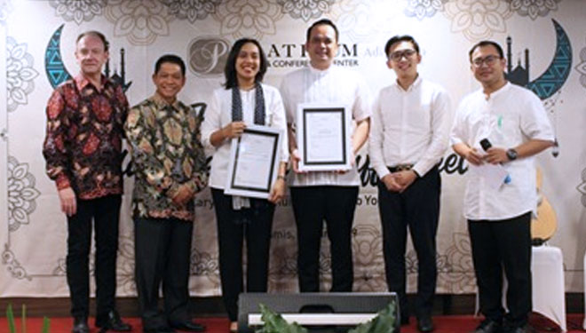 Claudia Devie and Dody Wahyu Prahadi on their appointment ceremony for their new position at Platinum Adisucipto Hotel & Conference Center Yogjakarta. (Picture by: Istimewa)