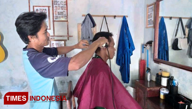 Harjo (27) tukang cukur rambut asal Dukuh Sigerung RT. 05 RW. 02, Desa Jatimulya, Kecamatan Suradadi, Kabupaten Tegal, Jawa Tengah, berikan harga khusus bagi TNI Tegal. (FOTO: AJP TIMES Indonesia)