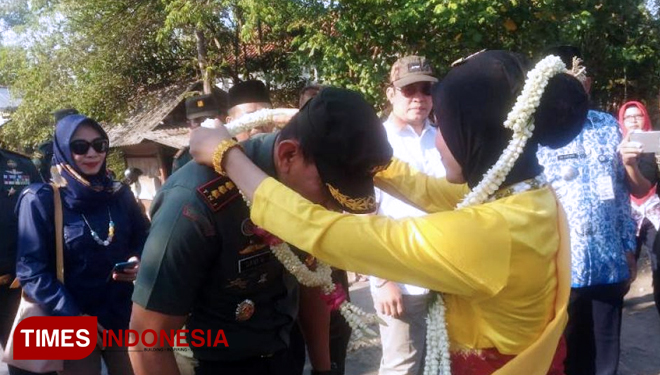 Danrem 071 Wijayakusuma, Kolonel Kavaleri Dani Wardhana, S.Sos, MM, M.Tr. Han, menerima kalung bunga. (FOTO: AJP TIMES Indonesia)