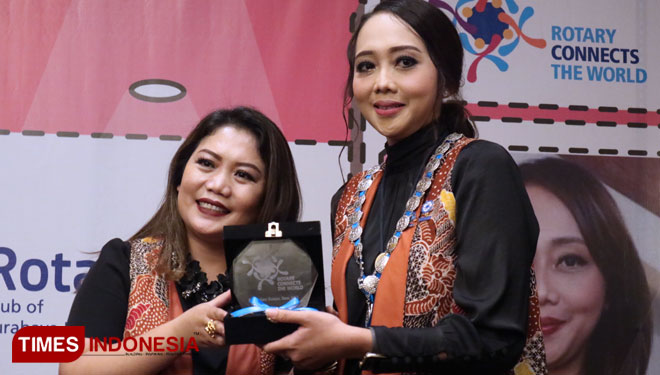 Etty A Soraya (kanan) menerima plakat dari Dian Kyriss (kiri) sebagai bentuk penghargaan sekaligus komitmen untuk melanjutkan estafet tongkat kepemimpinan Rotary Surabaya Kaliasin, Kamis (18/7/2019). (Foto : Lely Yuana/TIMES Indonesia)
