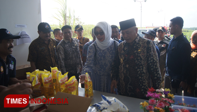 Plt Bupati Malang, Drs HM Sanusi MM saat meninjau pasar murah Disperindag Kabupaten Malang (foto: Binar Gumilang/TIMESINDONESIA)