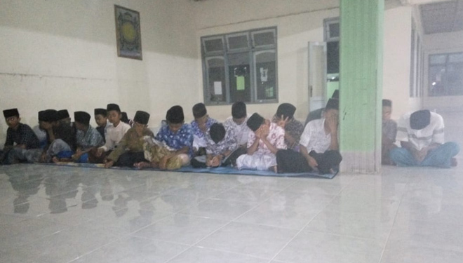 Terlihat para santri sedang mendengarkan sambutan Ketua IPNU lotim Ikhwanul Muslim. (FOTO: Istimewa)