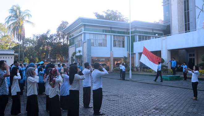 Kanwil Kemenag NTB H. nasruddin saat memimpin apel bendera paripurna 17 Juli 2019 di halaman kantor Kementerian Agama NTB. (foto: Istimewa)