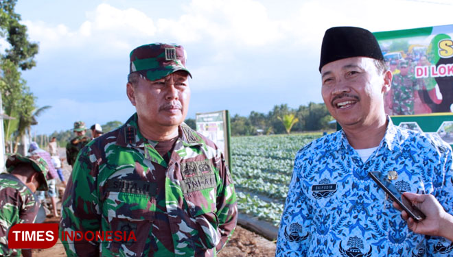 Kapten Inf Sutaji Danramil 0825/04 Genteng dan Kades Desa Setail Drs. Saifudin M.Pd.I. (Foto: Agung Sedana/ TIMES Indonesia)