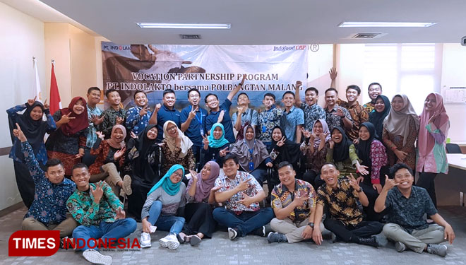 Mahasiswa Polbangtan Malang peserta magang di PT Indolakto foto bersama. (FOTO: Polbangtan Malang for TIMES Indonesia)