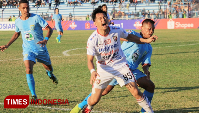 Pemain bertahan Bali United, Michael Yansen Orah mendapatkan pressing ketat dari pemain Persela, Sugeng Efendi, Kamis (18/7/2019). (FOTO: MFA Rohmatillah/TIMES Indonesia)