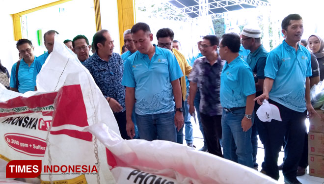 Direktur Utama Petrokimia Gresik, Rahmad Pribadi (tiga dari kanan) meninjau pupuk non subsidi, di Kecamatan Sukapura, Kabupaten Probolinggo. (FOTO: Dicko W/TIMES Indonesia)