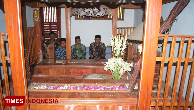 Plt Bupati Malang Drs HM Sanusi saat berziarah ke makam Mbah Bregas. (FOTO: Binar Gumilang/TIMES Indonesia)