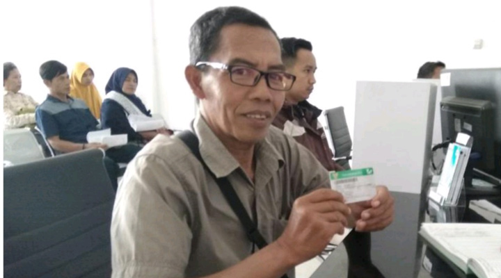 Surtisno, saat menunjukan kartu JKN-KIS miliknya. (FOTO: Dok BPJS Kesehatan For TIMES Indonesia)