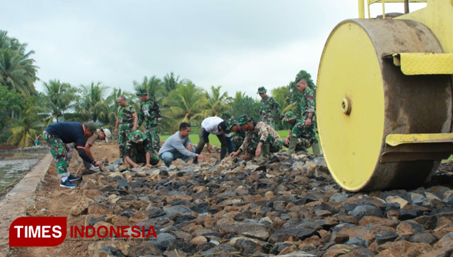 Dinas Pemberdayaan Masyarakat dan Desa bersama Anggota TMMD 105 Banyuwangi. (Foto: Agung Sedana/TIMES Indonesia)