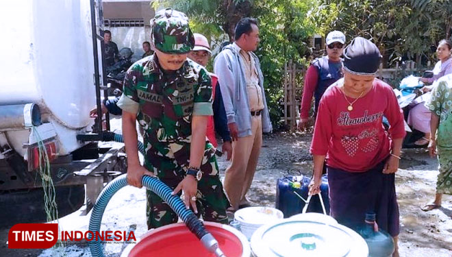 Danramil 05 Suradadi Kodim 0712 Tegal, Kapten Infanteri Jamaludin Abbas, membantu distribusi air bersih bantuan PMI Kabupaten Tegal khususnya bagi ibu-ibu dan lansia. (FOTO: ajp.TIMES Indonesia)